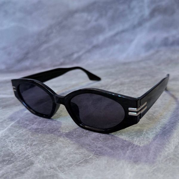 Солнцезащитные очки в классической чёрной оправе