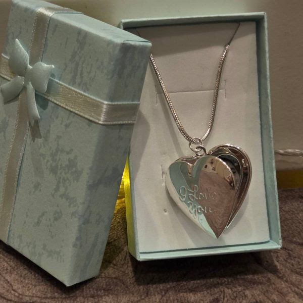 Элегантный кулон-медальон с двумя отделениями для фотографий